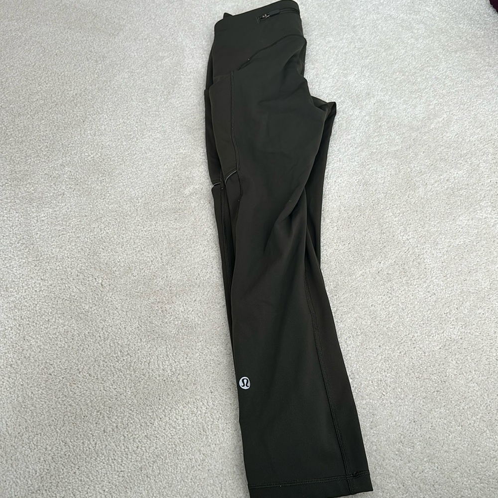 Cropped army green lululemon leggings